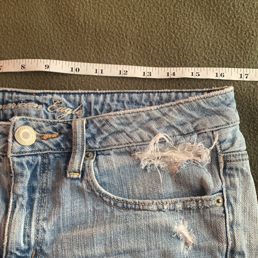 American Eagle distressed denim shorts. 5 pocket. Button & zipper. Size 6. - Picture 7 of 9